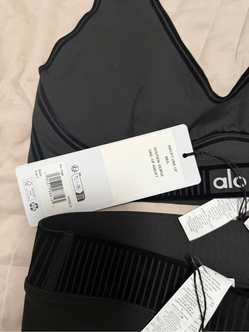 NWT Alo Yoga Black Activewear Set - V-Neck Sports Bra & Leggings